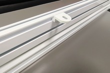 Biały wspornik do maskownicy aluminiowej
