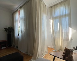 Białe karnisze apartamentowe z łukiem - aranżacja w pokoju