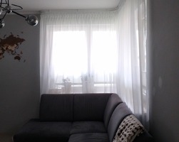 Białe karnisze szynowe apartamentowe