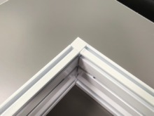 Biały wspornik do maskownicy aluminiowej