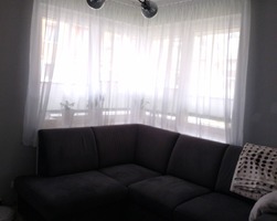 Białe karnisze apartamentowe - aranżacja w mieszkaniu