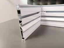 Biały wspornik do maskownicy aluminiowej