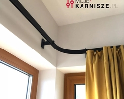 Czarne karnisze apartamentowe z łukiem