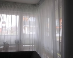 Białe karnisze apartamentowe - aranżacja w pokoju