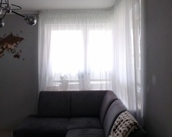 Białe karnisze apartamentowe narożne - aranżacja
