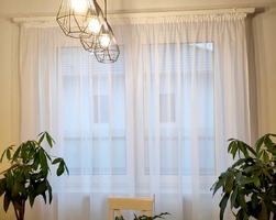 Białe karnisze apartamentowe - aranżacja z lampami